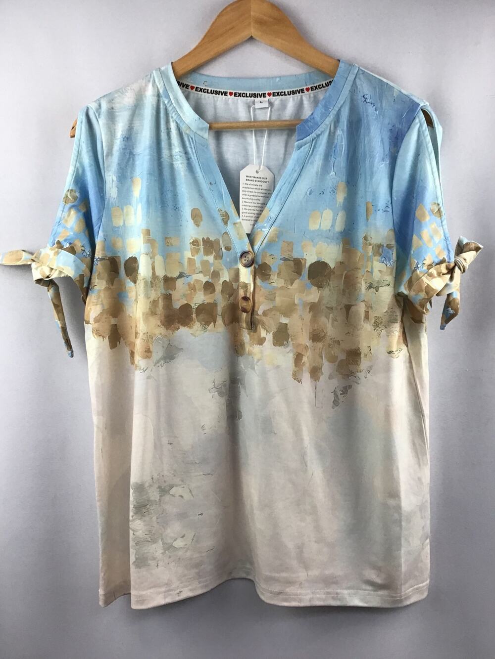 Women’s Exclusive Brand Never Worn w/Tags V-Neck Top Size L